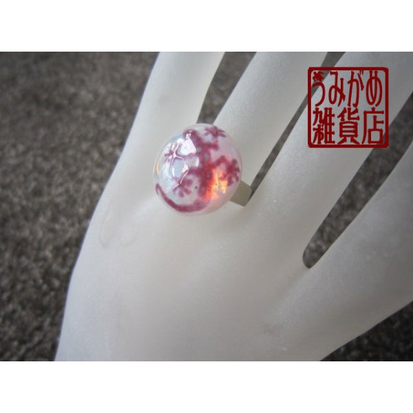 画像5: 乳白色に赤紫やもりのリング (5)