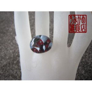 画像: 赤・黒・白のモザイクガラスの指輪（変形楕円）