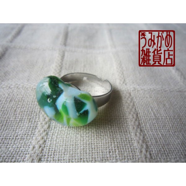 画像2: 緑と白のモザイクガラスの指輪（変形楕円） (2)