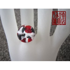 画像: 赤・黒・白のモザイクガラスの指輪（丸型）