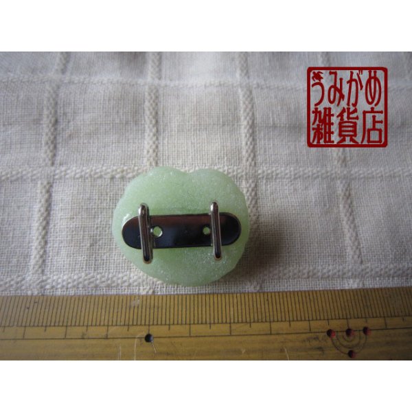 葉の上にカエルの帯留め＊大きさ参考画像