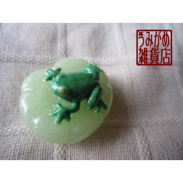 葉の上にカエルの帯留め