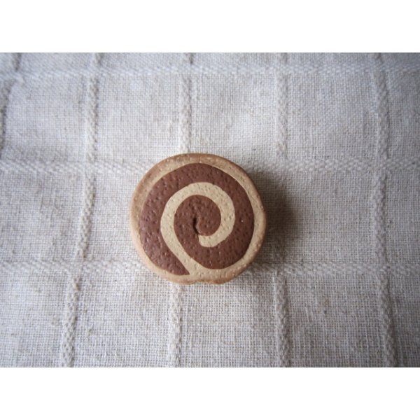 画像1: ぐるぐるクッキーの帯留め (1)