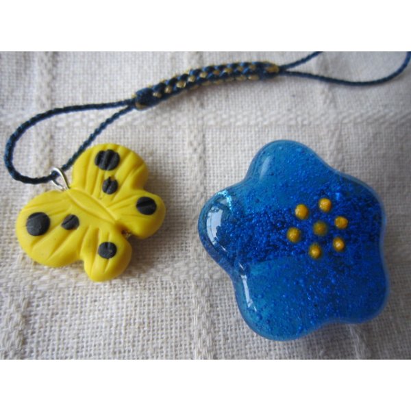 画像2: 青い小花の帯留めと黄色い蝶の帯飾り (2)