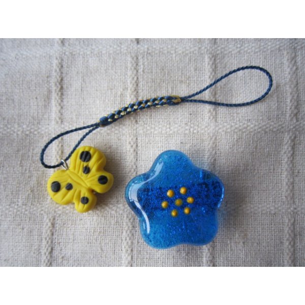 画像1: 青い小花の帯留めと黄色い蝶の帯飾り (1)