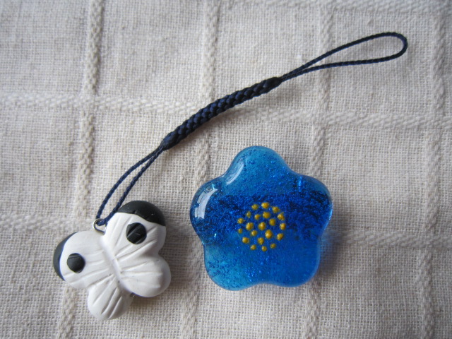 画像: 青い小花帯留めと白いチョウチョの帯飾りアップしました。