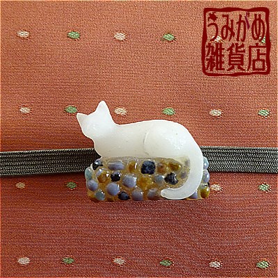 画像: 石垣に猫の帯留め（パート・ド・ヴェール）