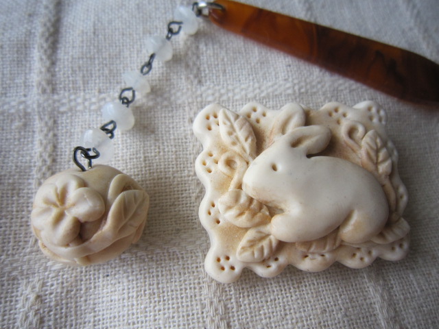 画像: レース風ウサギの帯留めと帯飾りのセット再製作いたしました。