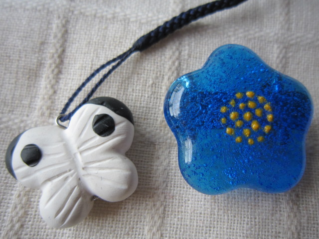 画像: 青い小花帯留めと白いチョウチョの帯飾り