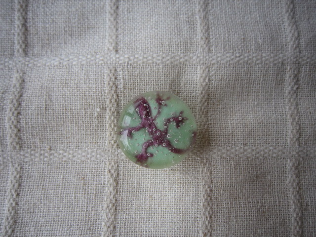 画像: 小さめ☆グリーンに紫やもりの帯留め（プチシリーズ）