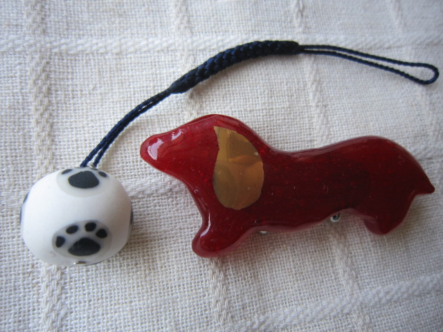 画像: 金耳ダックスフントの帯留め（赤）と肉球模様の帯飾り