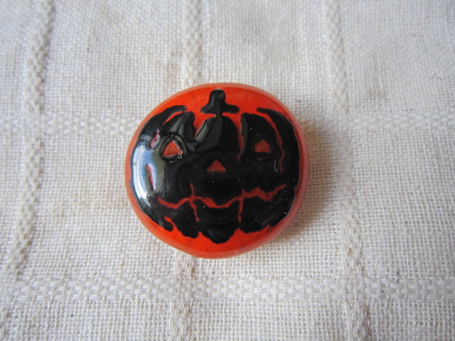 画像: 透明オレンジガラスに黒おばけかぼちゃ帯留め