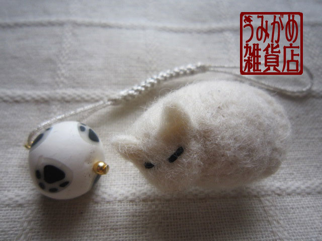 画像: 羊毛フェルトの白猫帯留めと足跡模様の帯飾り