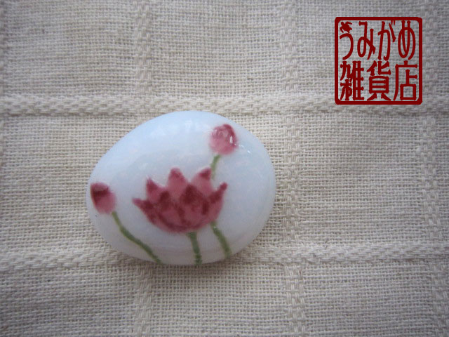 画像: 乳白色に蓮の花の帯留め（楕円）