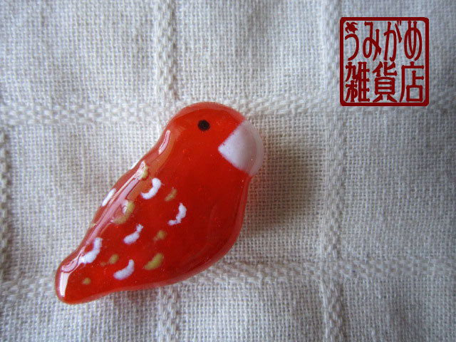 画像: オレンジの小鳥の帯留め（右向き）