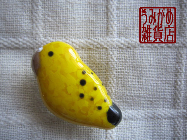 画像: 黄色いインコの帯留め（左向き）