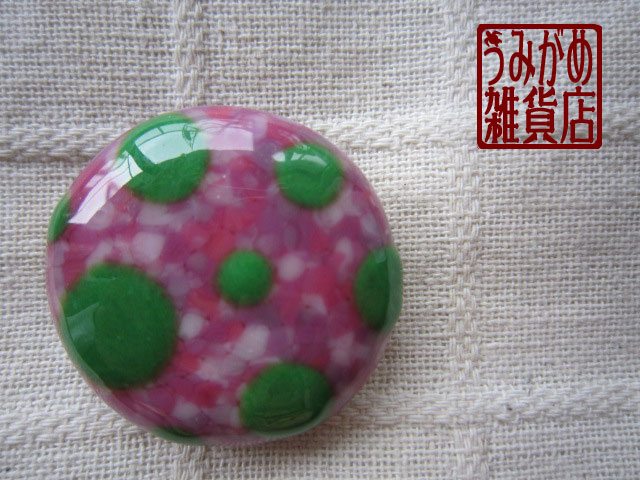 画像: マーブルピンクに緑水玉の帯留め