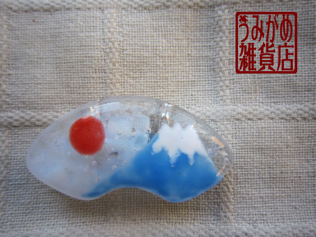画像: 扇形に富士山の帯留め