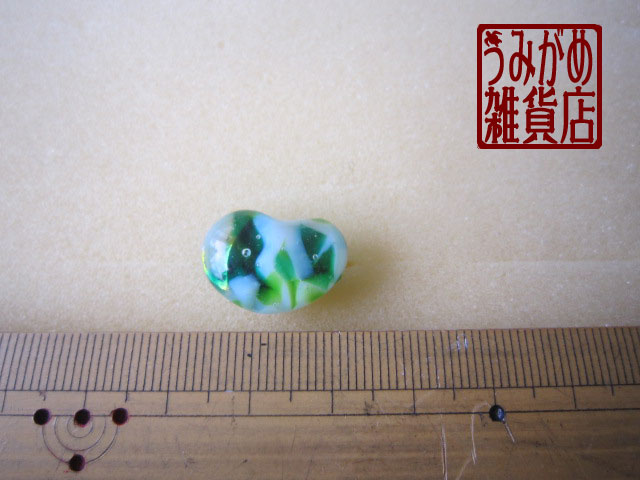画像: 緑と白のモザイクガラスの指輪（変形楕円）