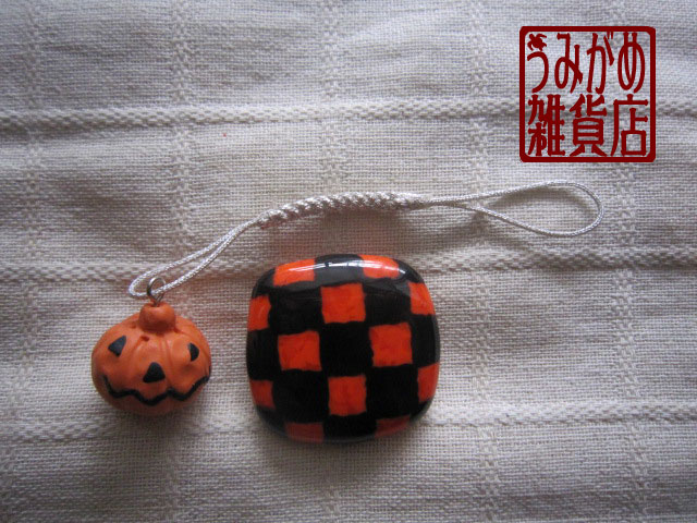 画像: オレンジ黒の市松帯留めとおばけかぼちゃの帯飾り