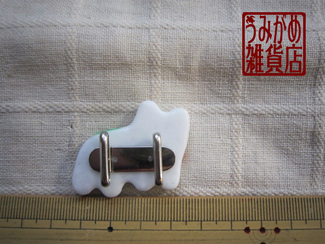 画像: 犬張子の帯留め（背中が緑）
