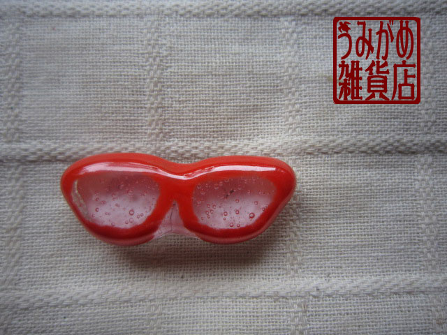 画像: 赤ぶちメガネの帯留め