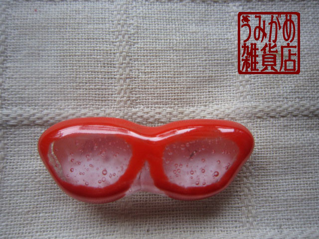 画像: 赤ぶちメガネの帯留め