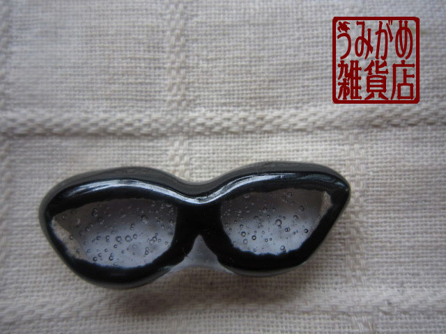 画像: 黒ぶちメガネの帯留め