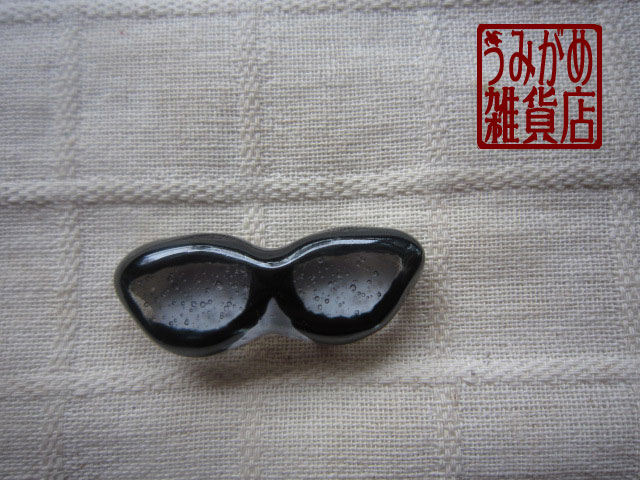 画像: 黒ぶちメガネの帯留め