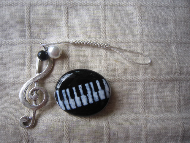 画像: ピアノ鍵盤帯留め（オーバル）とト音記号の帯飾り