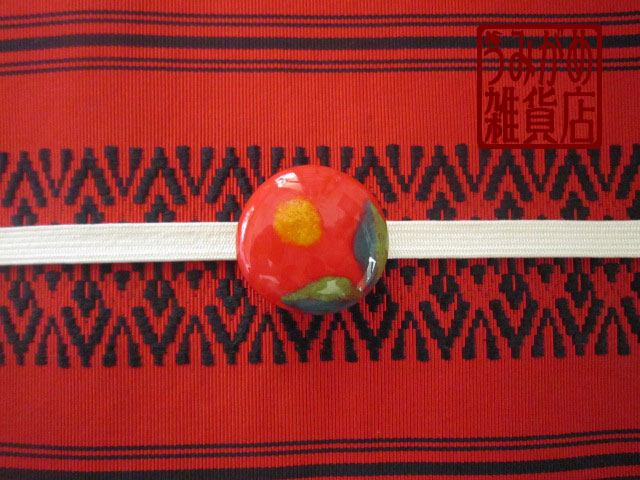 画像: 赤い丸椿の帯留め