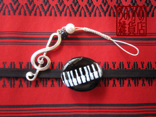 画像: ピアノ鍵盤帯留め（オーバル）とト音記号の帯飾り