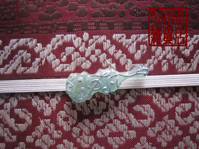 画像: ヴァイオリンに音楽唐草の帯留め（薄緑）