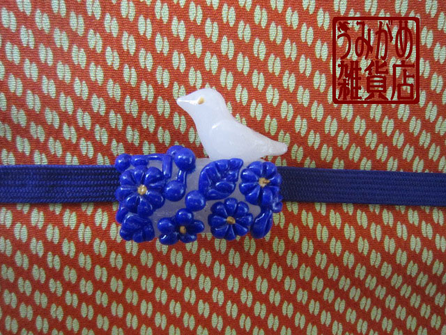 画像: 小鳥とお花の帯留め（青と白）＊パート・ド・ヴェール
