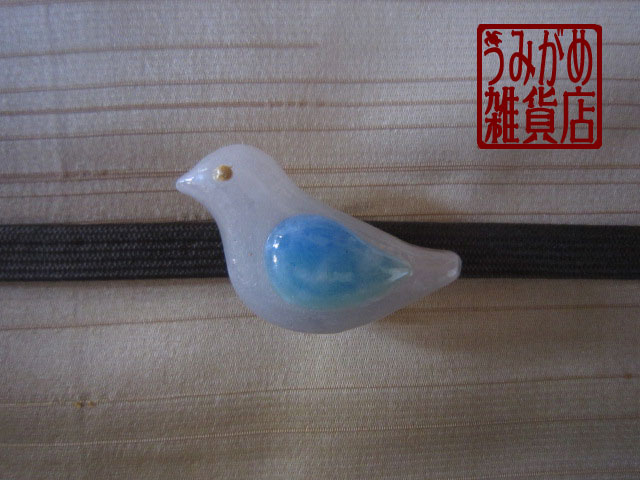 画像: 白い鳩の帯留め（青い羽）＊パート・ド・ヴェール