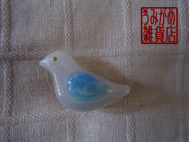 画像: 白い鳩の帯留め（青い羽）＊パート・ド・ヴェール