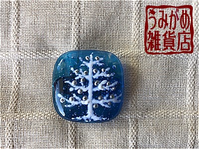 画像: 白い木に銀の実の帯留め（ブルー）