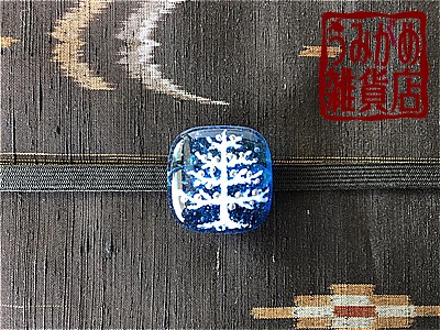 画像: 白い木に銀の実の帯留め（ブルー）