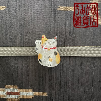 画像: 招き猫の帯留め（右手上げ・三毛）