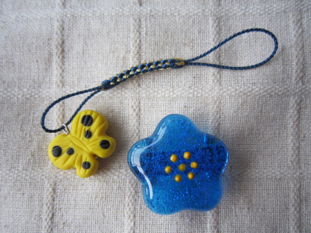 画像: 青い小花の帯留めと黄色い蝶の帯飾り